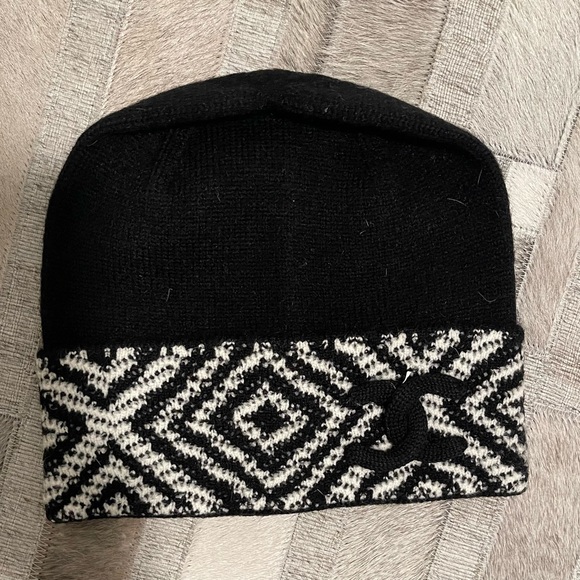 Black or  White CC Geometric Knit Beanies - Picture 3 of 4